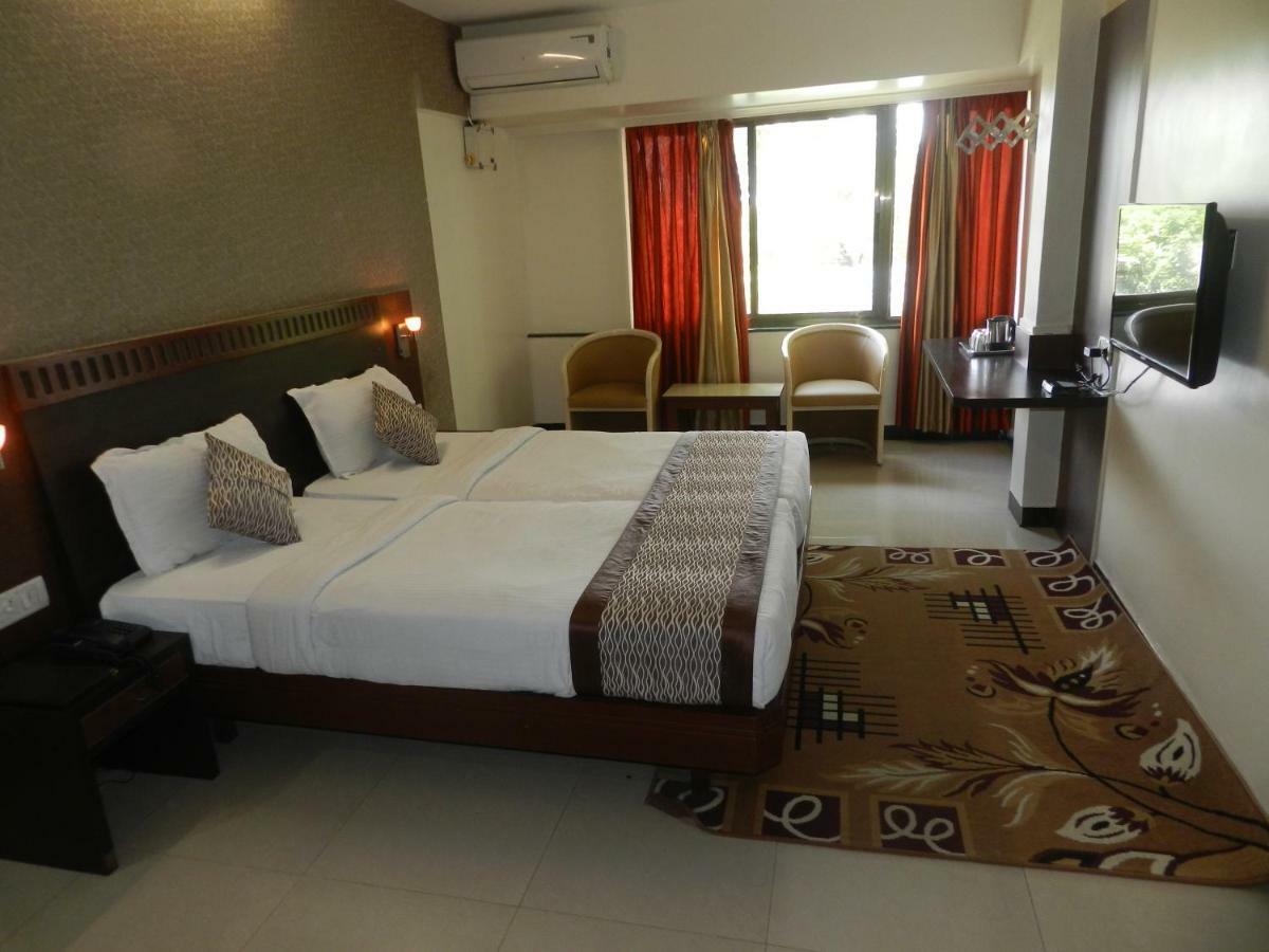 Hotel Ayodhya Kolhapur Extérieur photo